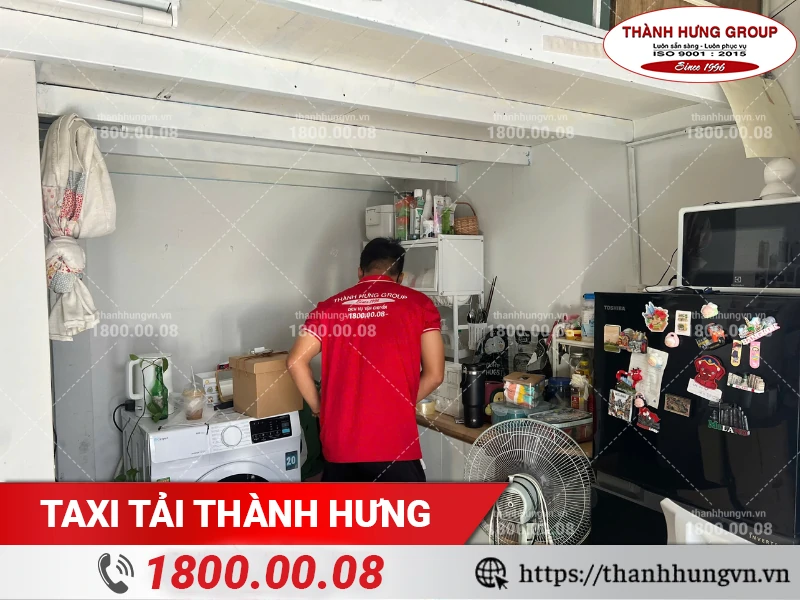 Nhân viên Thành Hưng đóng gói đồ đạc bằng vật tư chuyên dụng